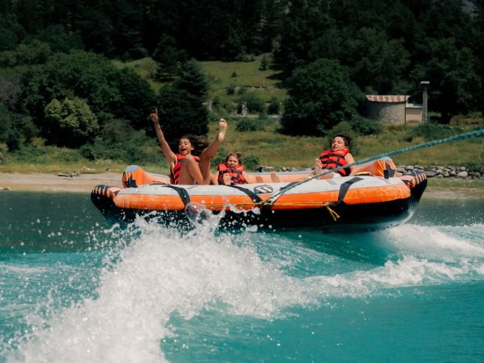 Activité bouée tracté à Saint-Vincent-les-Forts